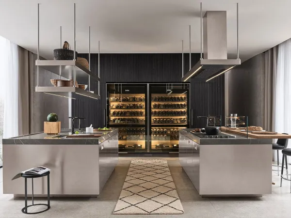 The Italia island with the boiserie wall