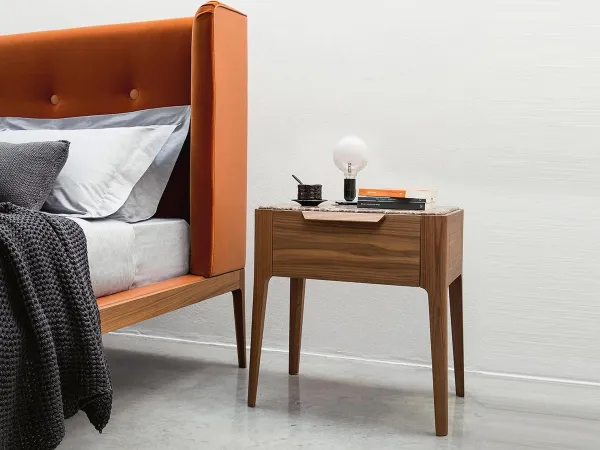 Der Ziggy Night Nachttisch in einem Schlafzimmer