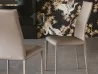 Kay de Cattelan Italia en una sala de estar