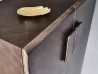 Détails de la poignée du buffet Tudor