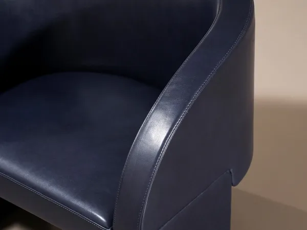 Détails du fauteuil en cuir Lazybones de Baxter