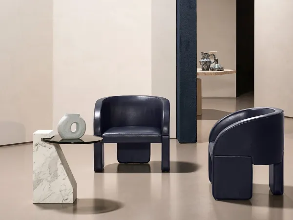 Une paire de fauteuils en cuir Lazybones de Baxter