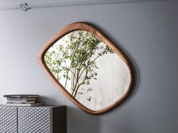 Miroir Janeiro de Cattelan Italia dans une salle de séjour