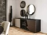 Lo specchio Wish di Cattelan Italia in una zona living