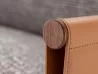 Détail de l'accoudoir en cuir du fauteuil SC2