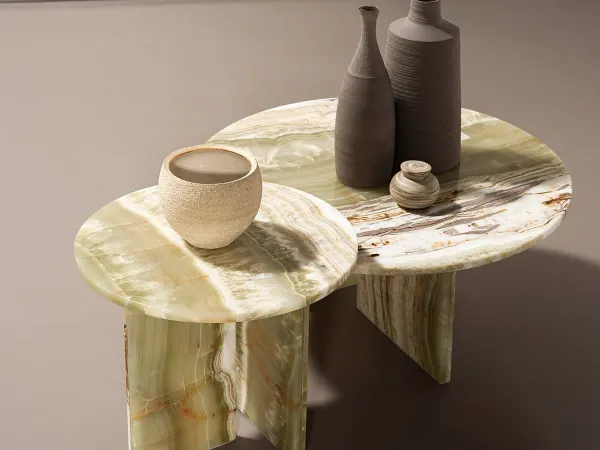 Der Tebe Couchtisch in der Ausführung Onyx Lichen glänzend