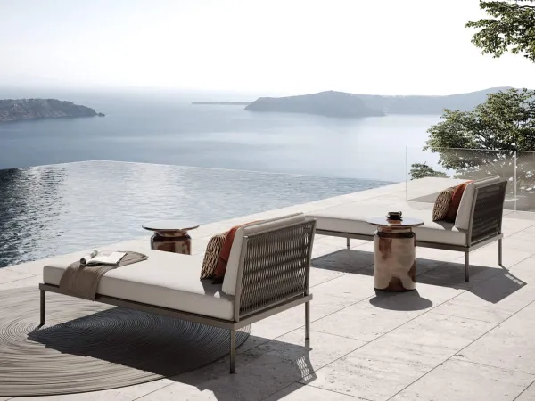 Chaise longue Flash de Atmosphera au bord de la piscine