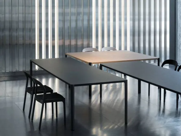 La table Graft en deux finitions différentes