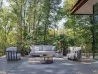 Il divano Portofino in un giardino