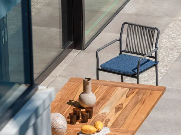 La sedia Air in uno spazio outdoor