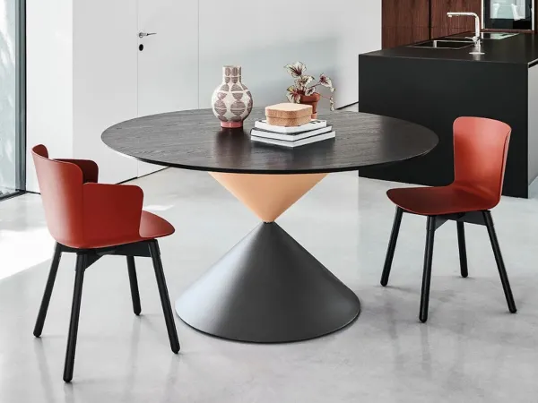 Deux versions de la chaise Calla dans un espace de vie