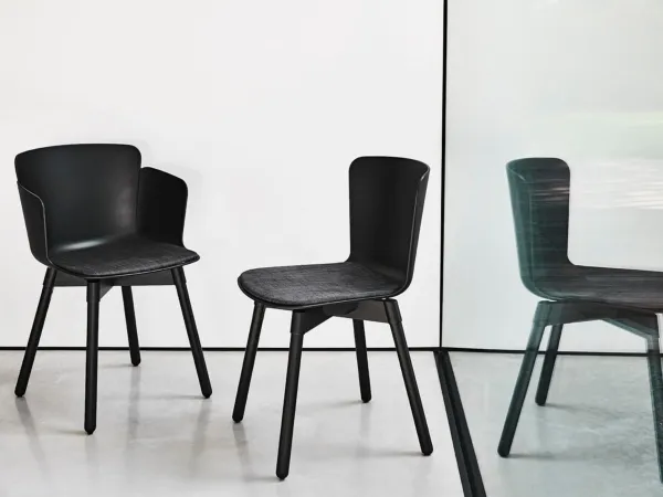 La chaise Calla en version avec accoudoirs et sans accoudoirs