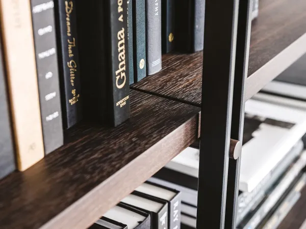 Dettagli del ripiano in legno della libreria Hudson