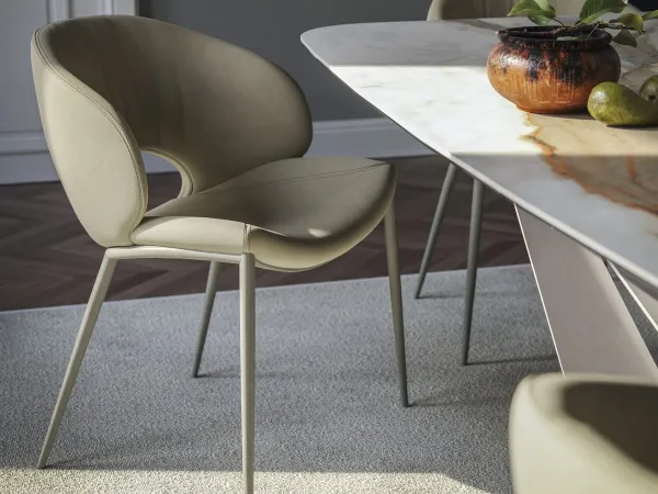La chaise Miranda dans la version ML avec des pieds en acier