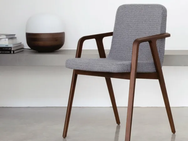 La chaise Lolita dans la version avec accoudoirs