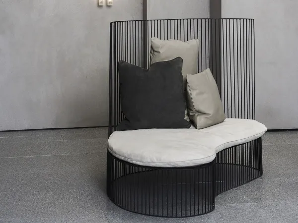 The Ginestra chaise longue in a living space