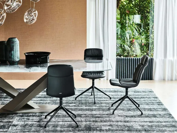 Kelly de Cattelan Italia dans un espace de vie