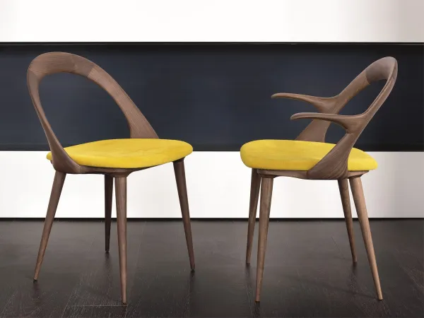 La chaise Ester de Porada dans la version avec accoudoirs et sans accoudoirs