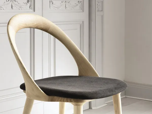 Chaise Ester de Porada en bois de frêne