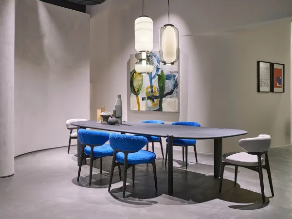 Der Isamu Tisch auf dem Salone del Mobile 2023