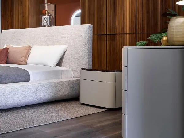La table de nuit Lullaby de Lema dans une chambre à coucher