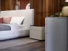 La mesa de noche Lullaby de Lema en un dormitorio