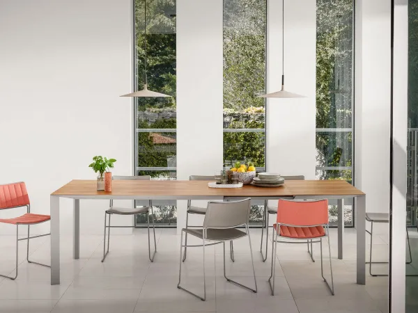 The Akashi table by Midj - extendable version