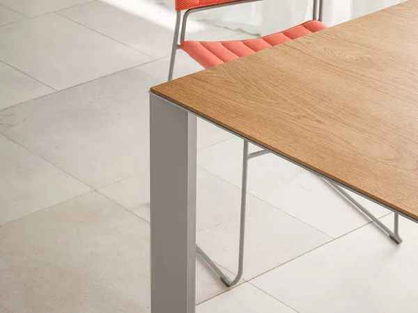 Details zum Akashi Tisch von Midj
