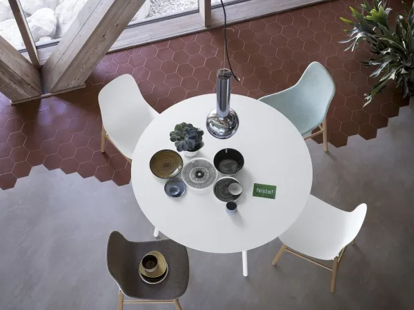 La sedia Sharky di Kristalia in una zona living