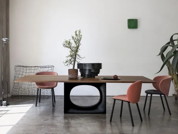 La mesa Holo de Kristalia en una sala de estar