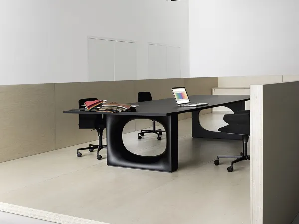 La mesa Holo de Kristalia en una zona de trabajo