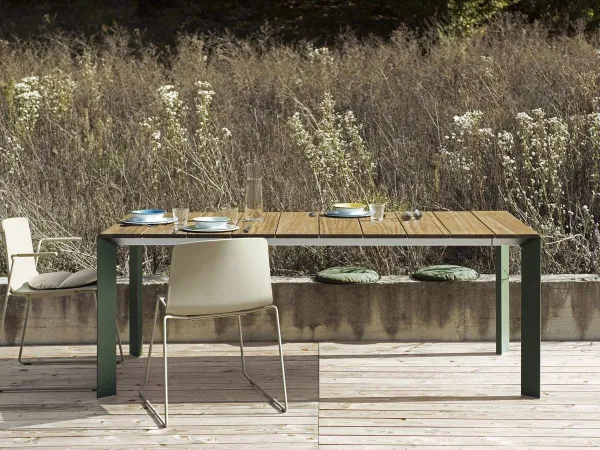 Il tavolo Nori slatted di Kristalia outdoor