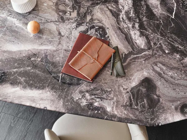Detalles del tablero de cristal de la mesa Senator de Cattelan Italia