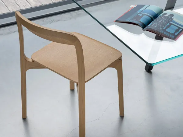 Details des Contorna Stuhls von Kristalia