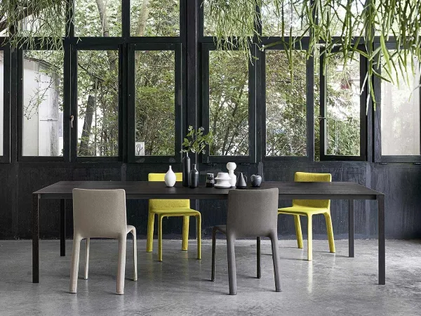 Il tavolo Thin-K di Kristalia in una zona living