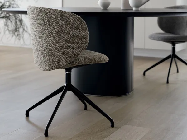 Silla Dua de Kristalia con base de cuatro radios