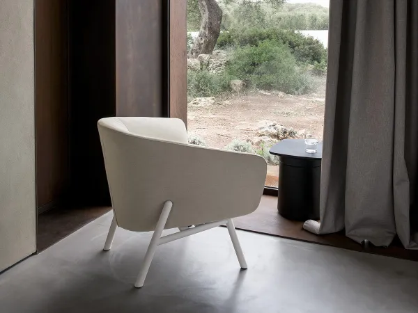 Fauteuil Tuile de Kristalia dans un espace de vie