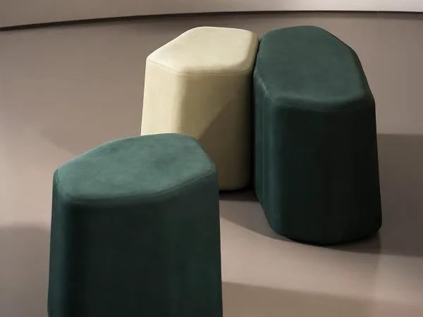 Il pouf Beki di Baxter in una zona living