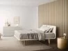 La table de nuit Dedalo de Pianca dans une chambre à coucher