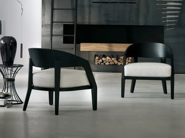 Le fauteuil Alba de Porada dans un salon