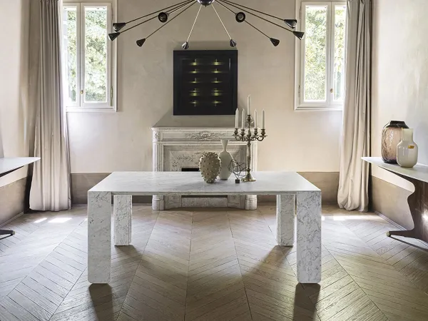 La mesa Corinto de Pianca en un salón