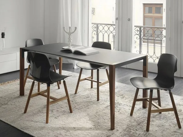 Il tavolo Tango di Horm Casamania in una sala da pranzo