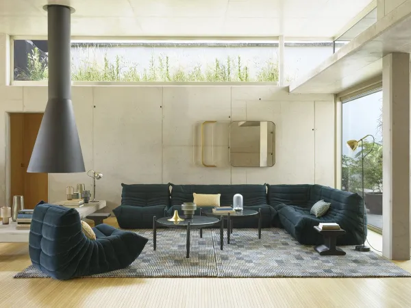 Canapé Togo de Ligne Roset dans un salon