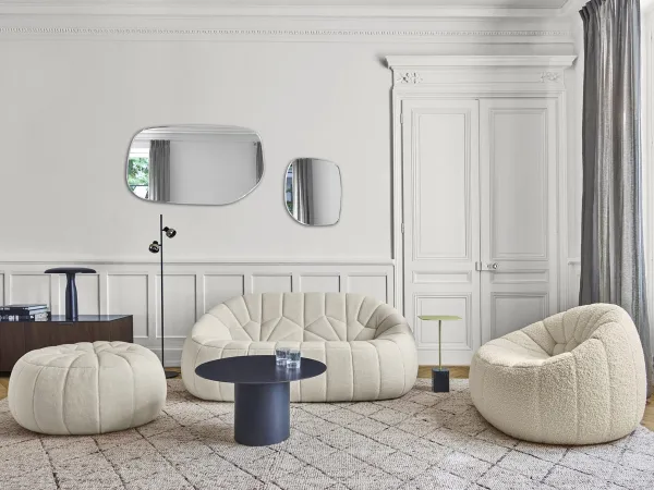 Canapé Ottoman Loveseat de Ligne Roset dans un espace de vie