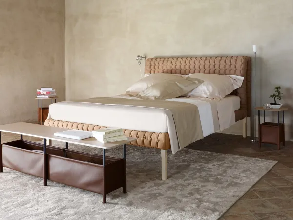 带有高床头板的 Ligne Roset Ruché 床