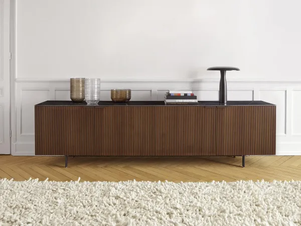 Das Selvans-Sideboard von Ligne Roset in einem Wohnbereich