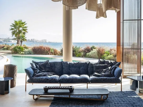 Baxter Elephant Sofa in einem Außenbereich