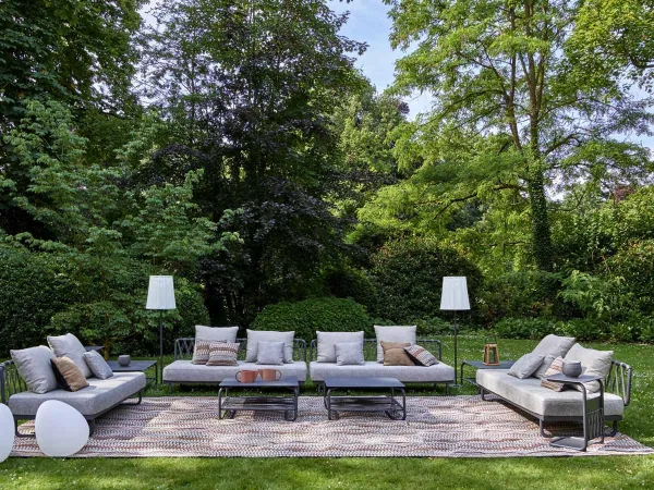 Sofa Valmer von Ligne Roset in einem Außenbereich