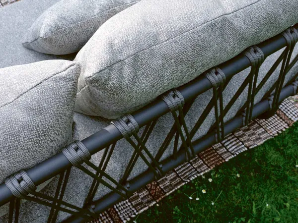 Details des Sofas Valmer von Ligne Roset