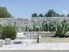 室外空间中的 Varaschin 悬挂扶手椅 Emma